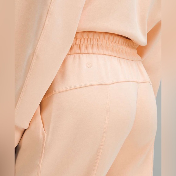 NWT Lululemon Softstreme‎ High-Rise Pant *Regular
Peach Bellini Size 14 - Picture 5 of 15